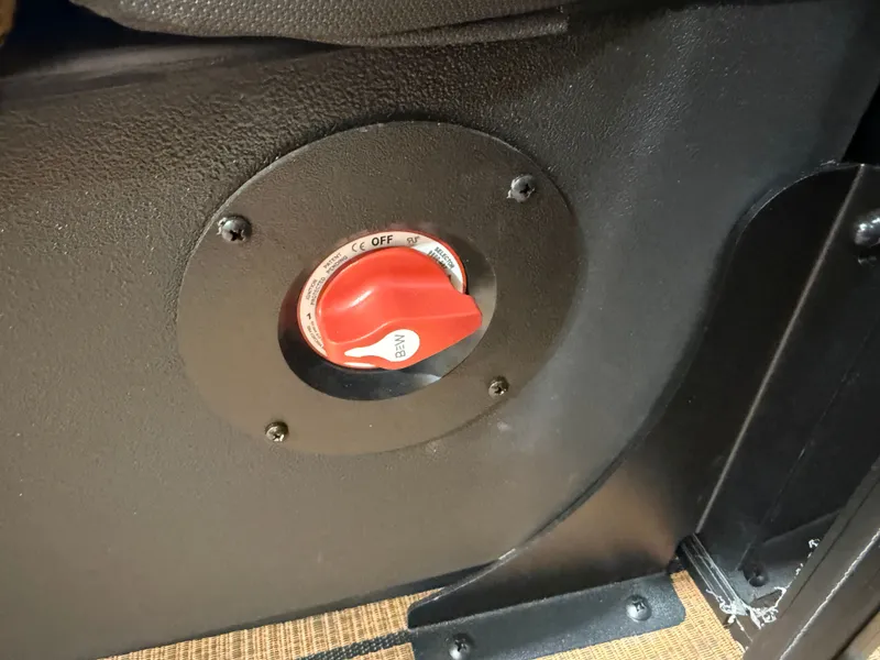 Slide: The Image of Battery switch in Bentley Pontoons Legacy 200 Navigator 2026. - 22