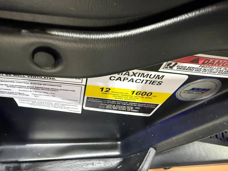 Slide: The Image of Safety label on Tahoe Cascade 2385 Tritoon, capacity 12 persons or 1600 lbs. - 19