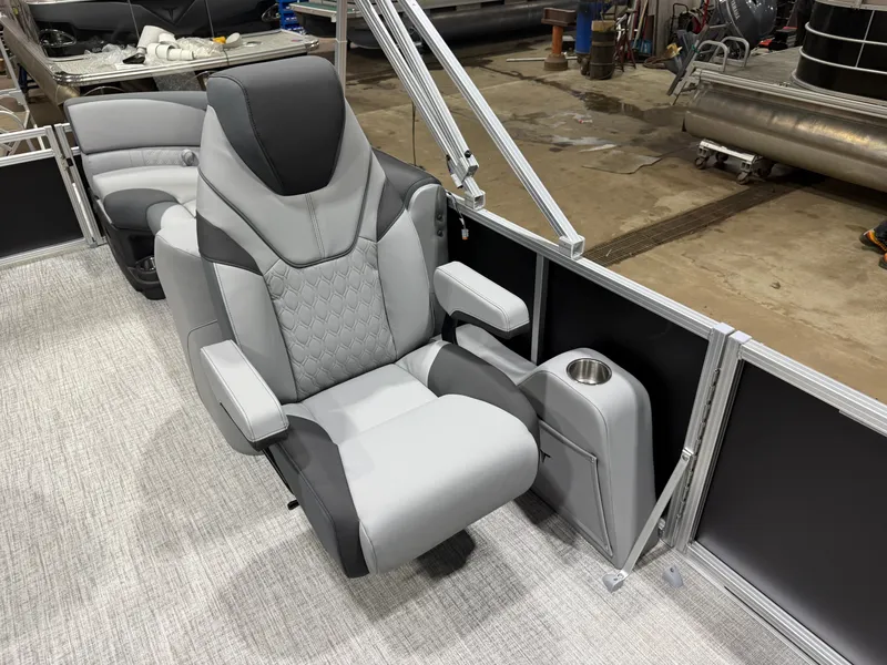 Slide: The Image of Tahoe LTZ 2385 Quad Lounge & Honda 4-Stroke EFI 2026 - 10