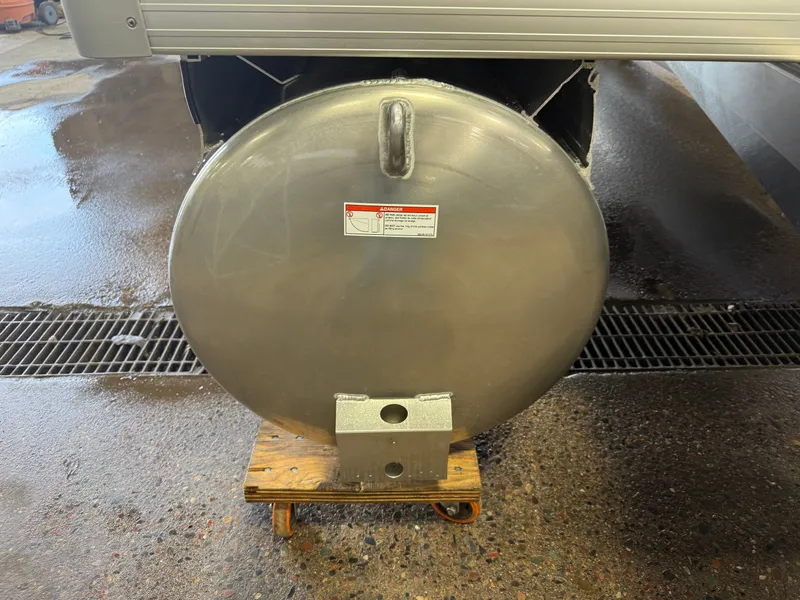 Slide: The Image of Princecraft Vectra 21 Pontoon 2026, aluminum end cap on wooden block. - 31