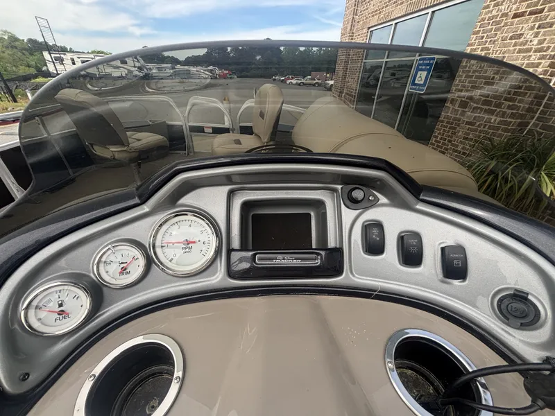 Slide: The Image of Sun Tracker FISHIN BARGE 20DLX 2020 - 10