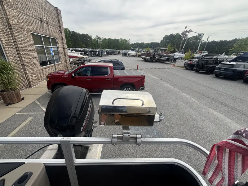 Slide: The Image of Sun Tracker FISHIN BARGE 20DLX 2020 - 12