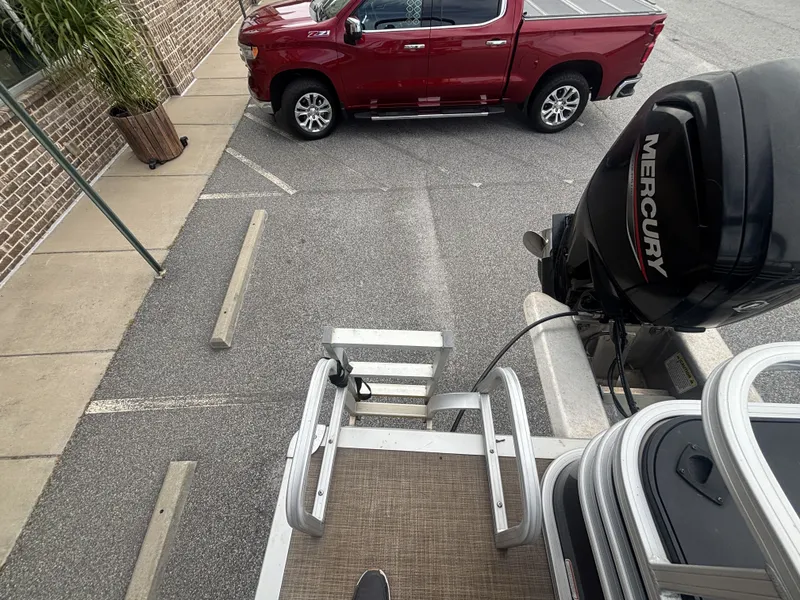 Slide: The Image of Sun Tracker FISHIN BARGE 20DLX 2020 - 15