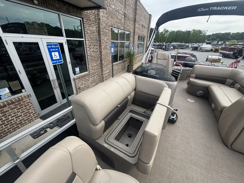 Slide: The Image of Sun Tracker FISHIN BARGE 20DLX 2020 - 25