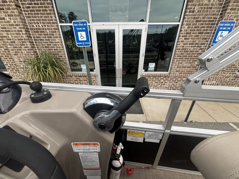 Slide: The Image of Sun Tracker FISHIN BARGE 20DLX 2020 - 31