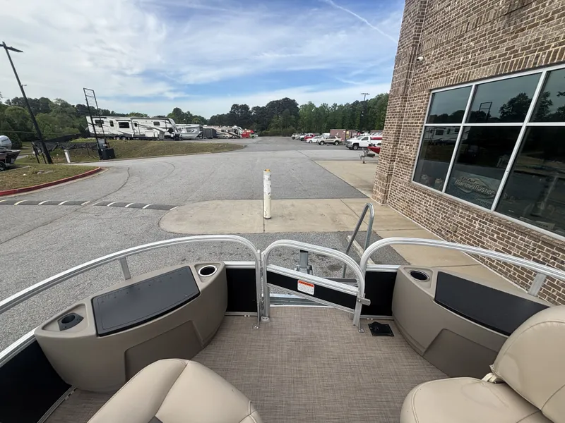 Slide: The Image of Sun Tracker FISHIN BARGE 20DLX 2020 - 44