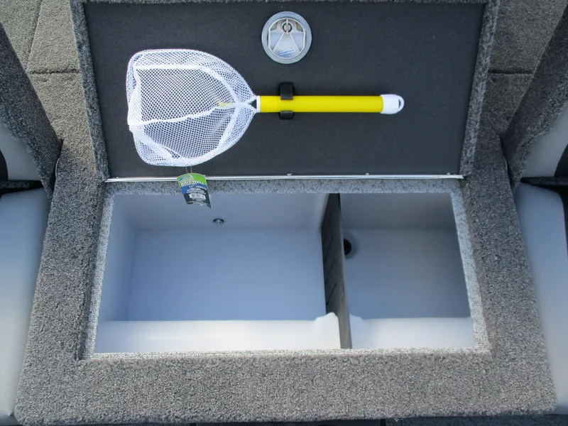 Slide: The Image of Lund 1875 Tyee 2026 storage compartment with net and cover. - 13