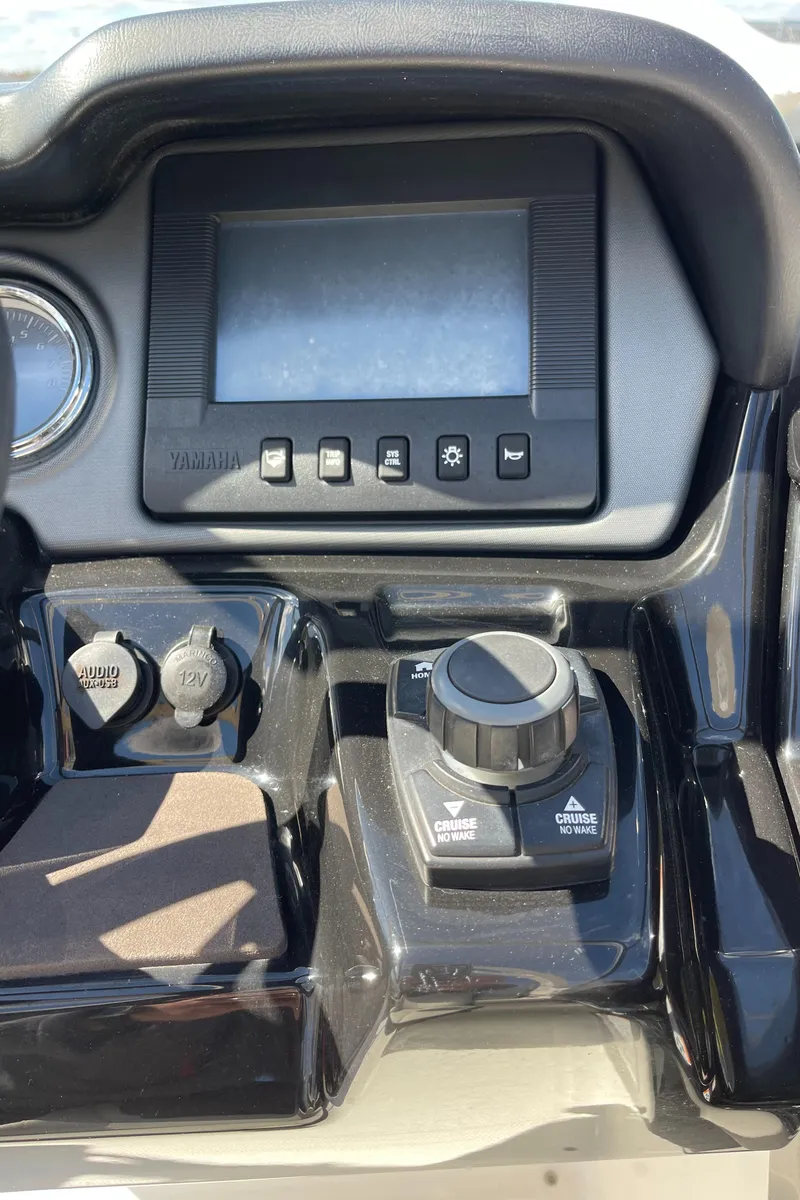 Slide: The Image of Dashboard of a 2015 Yamaha Boats 242 Limited S. - 12
