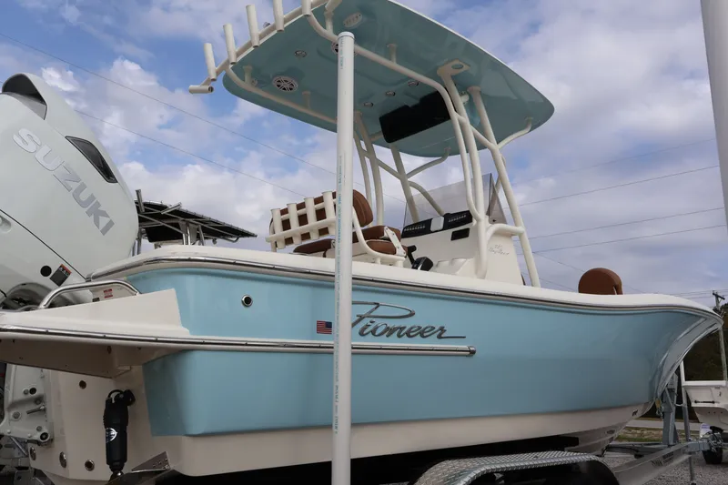 Slide: The Image of Pioneer 220 Bay Sport 2026 - 13