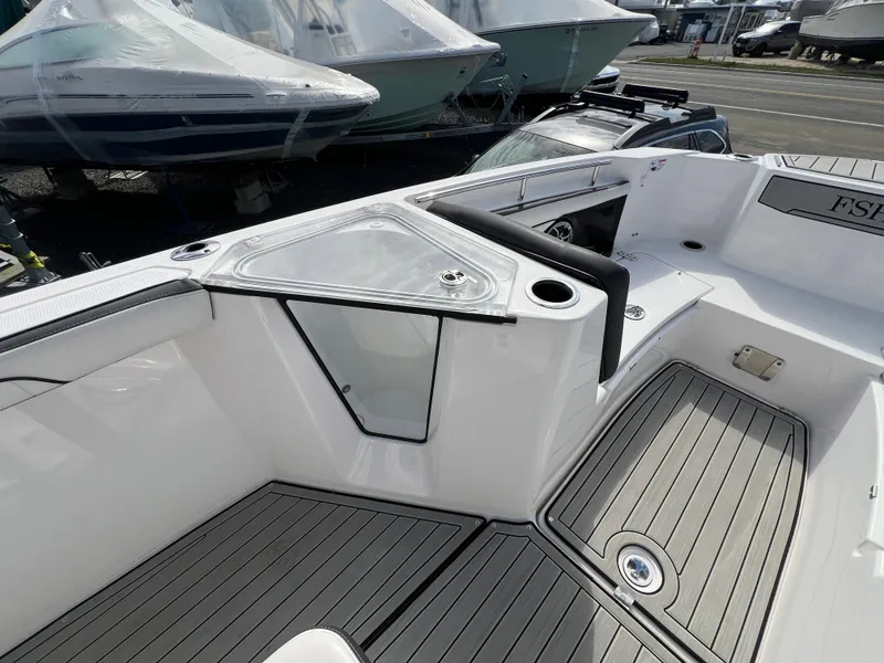 Slide: The Image of Yamaha Boats 255 FSH Sport E 2023, modern deck design. - 11