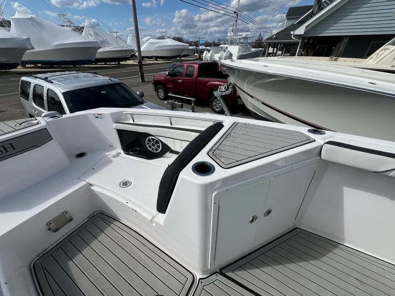Slide: The Image of Yamaha Boats 255 FSH Sport E 2023 at dock, modern design. - 12