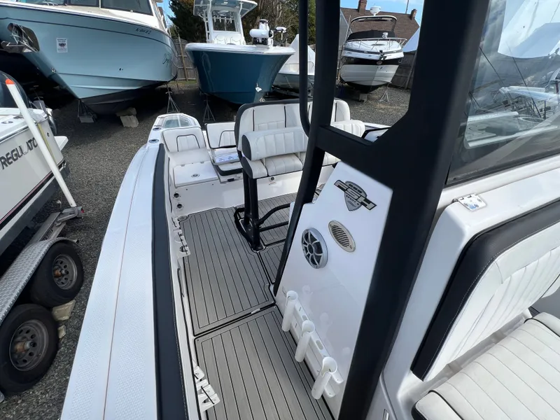 Slide: The Image of Interior view of Yamaha Boats 255 FSH Sport E 2023. - 14