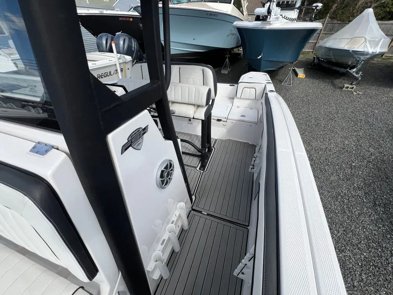Slide: The Image of Yamaha Boats 255 FSH Sport E 2023, interior view, docked. - 16