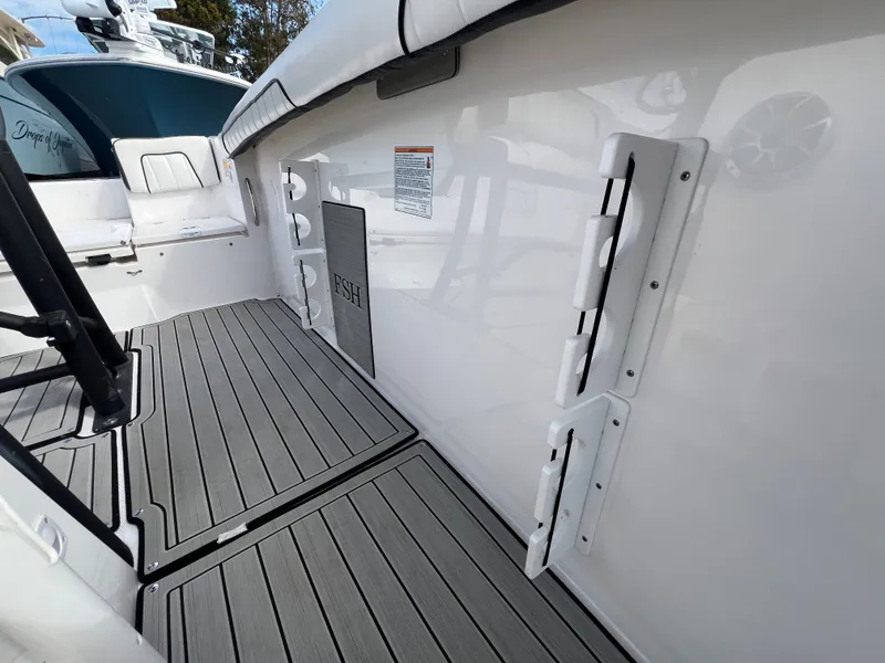 Slide: The Image of Yamaha Boats 255 FSH Sport E 2023, interior view with gray flooring. - 17