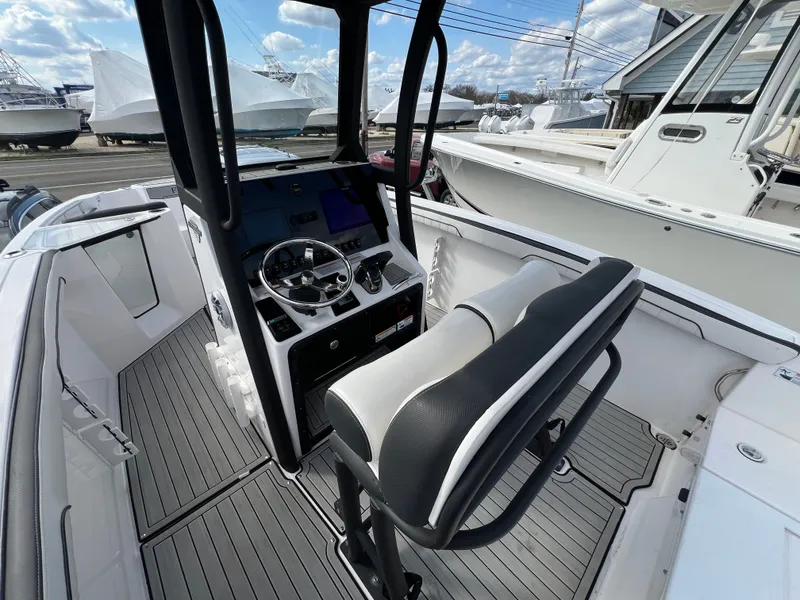 Slide: The Image of Interior view of 2023 Yamaha Boats 255 FSH Sport E cockpit. - 18