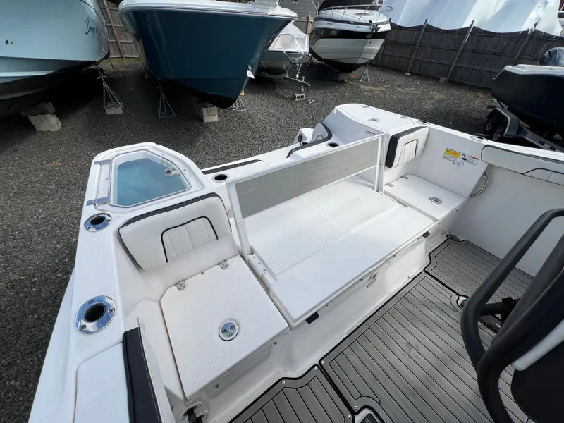 Slide: The Image of Interior of a 2023 Yamaha Boats 255 FSH Sport E. - 23