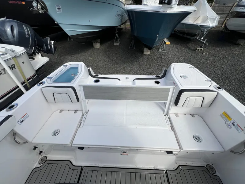 Slide: The Image of Yamaha Boats 255 FSH Sport E 2023, rear seating area, white interior. - 24