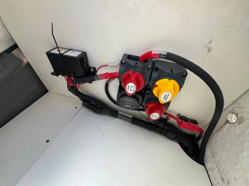 Slide: The Image of Electrical panel of Yamaha 255 FSH Sport E 2023. - 27