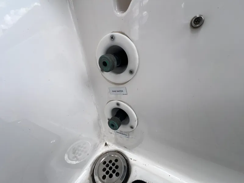 Slide: The Image of Yamaha 255 FSH Sport E 2023 boat, water connections and drain. - 29