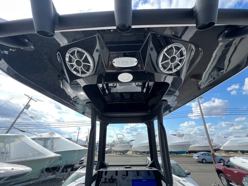 Slide: The Image of Yamaha Boats 255 FSH Sport E 2023 with speakers and sky view. - 31