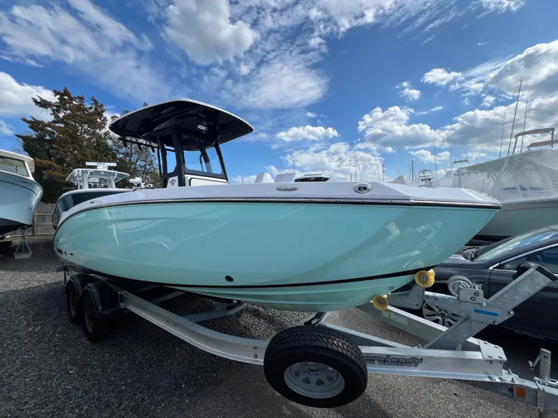 Slide: The Image of 2023 Yamaha Boats 255 FSH Sport E on trailer, blue sky. - 4