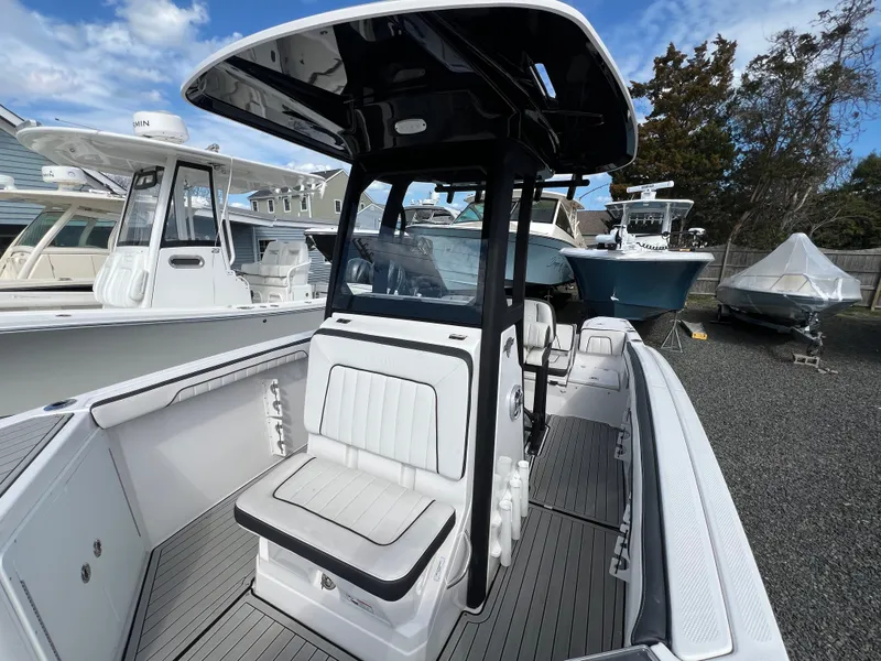 Slide: The Image of 2023 Yamaha Boats 255 FSH Sport E on a boat lot. - 8
