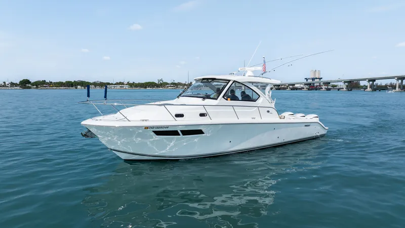 Slide: The Image of Pursuit 355 Offshore 2019 - 4