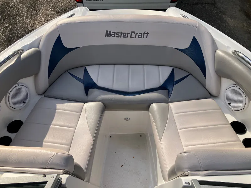 Slide: The Image of Interior of a 2007 MasterCraft 200 Maristar VRS boat with gray seating. - 13