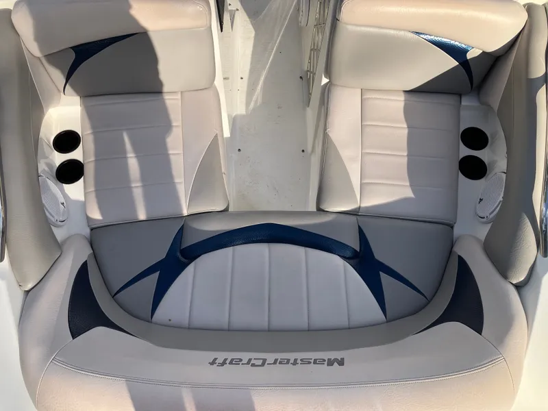 Slide: The Image of Interior of a 2007 MasterCraft 200 Maristar VRS boat. - 14