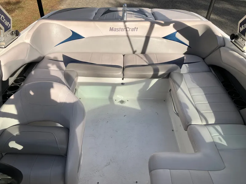 Slide: The Image of Interior of a 2007 MasterCraft 200 Maristar VRS boat with gray seating. - 15