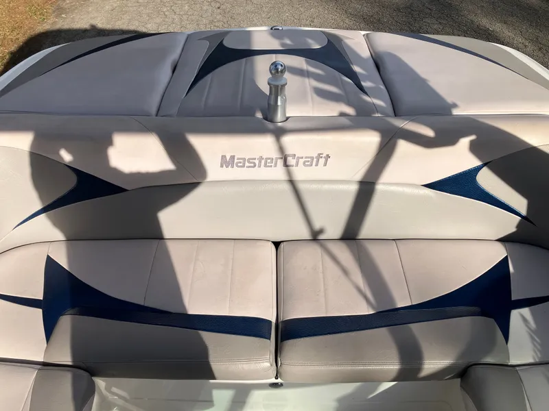Slide: The Image of Rear view of a 2007 MasterCraft 200 Maristar VRS boat. - 16