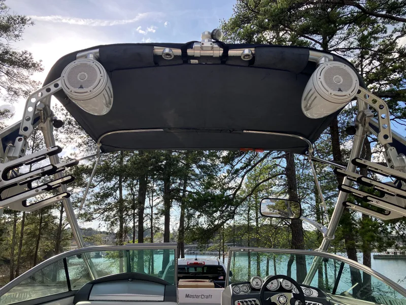 Slide: The Image of 2007 MasterCraft 200 Maristar VRS boat with speakers and helm console. - 17