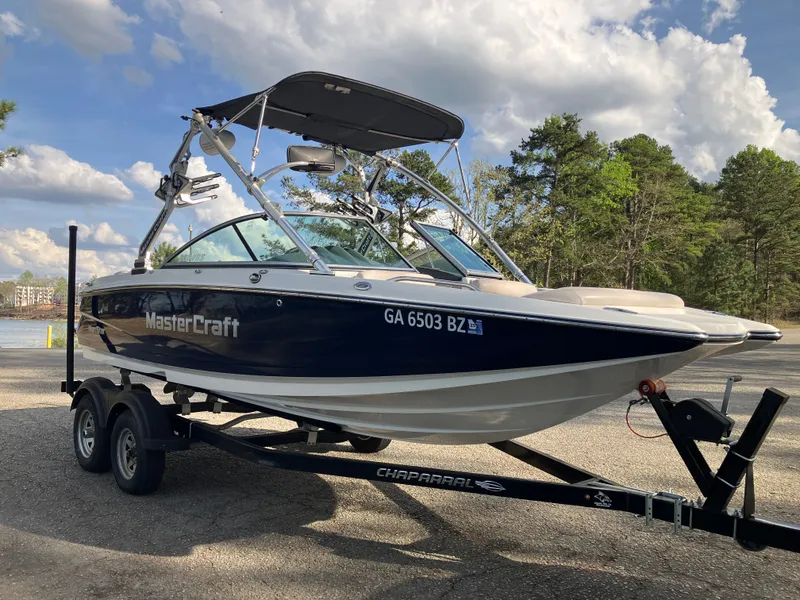 Slide: The Image of 2007 MasterCraft 200 Maristar VRS boat on trailer, sunny day. - 3