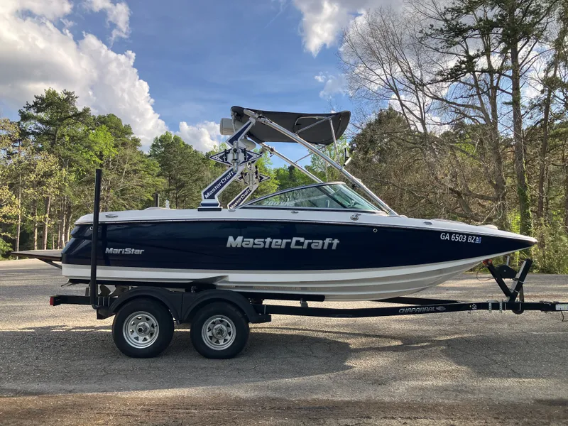 Slide: The Image of 2007 MasterCraft 200 Maristar VRS boat on trailer outdoors. - 4