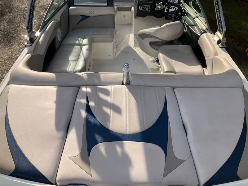 Slide: The Image of Interior of a 2007 MasterCraft 200 Maristar VRS boat. - 8