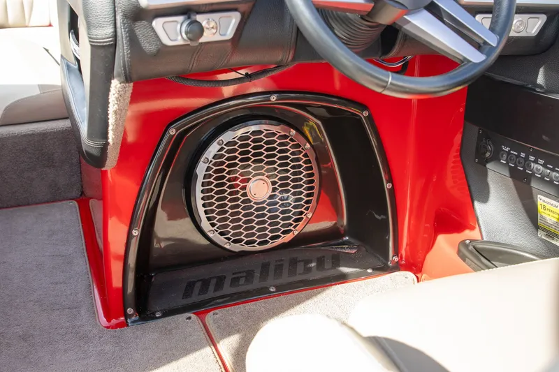 Slide: The Image of Malibu Wakesetter 24 MXZ 2015 - 10