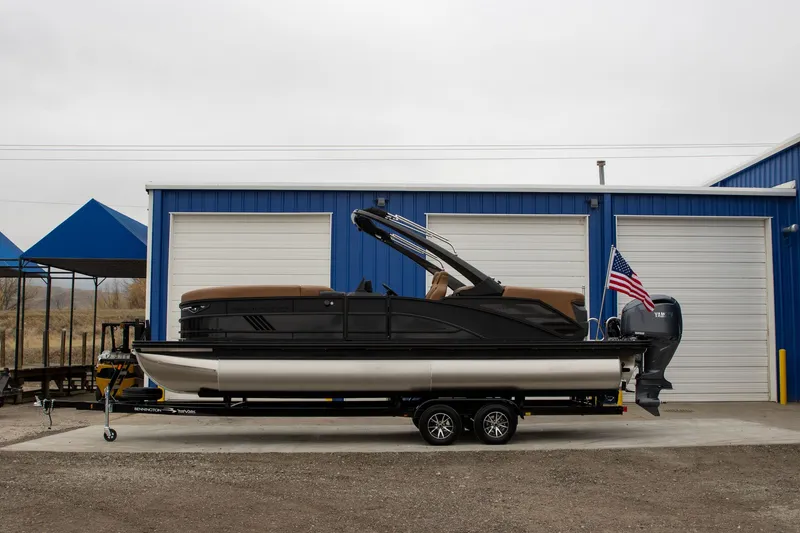 The Image of Bennington 24M FASTBACK 2026 - 1