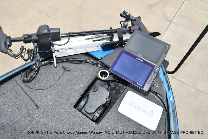 Slide: The Image of Nitro Z20 Pro 2023 with Garmin and Lowrance electronics. - 13