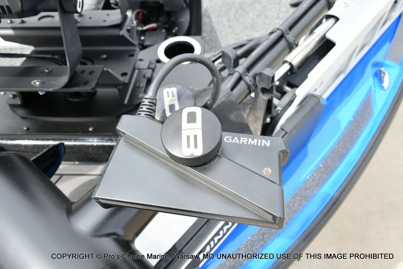 Slide: The Image of Garmin device on Nitro Z20 Pro boat, year 2023. - 32