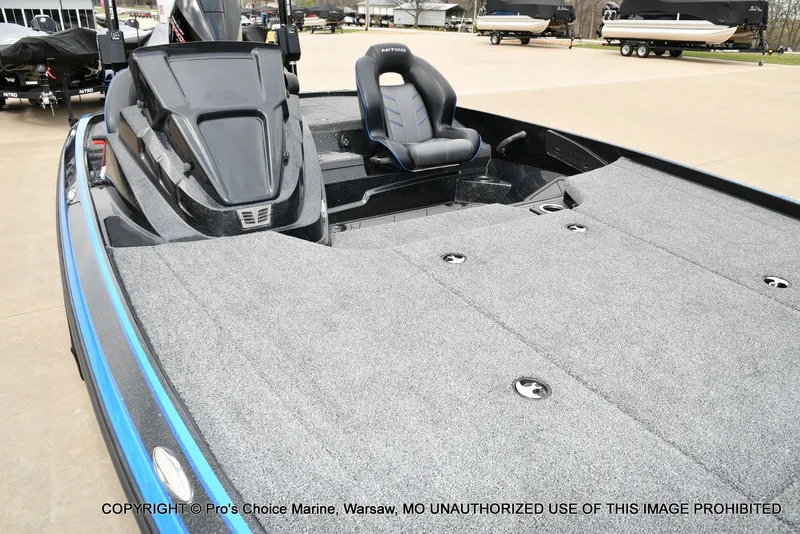 Slide: The Image of 2023 Nitro Z20 Pro boat with gray carpeted deck and seat. - 39