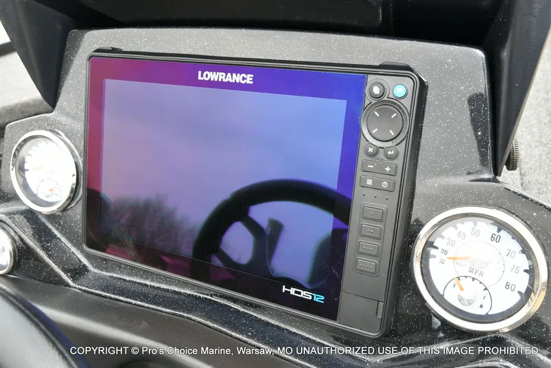 Slide: The Image of Lowrance HDS12 display in Nitro Z20 Pro boat, 2023 model. - 43