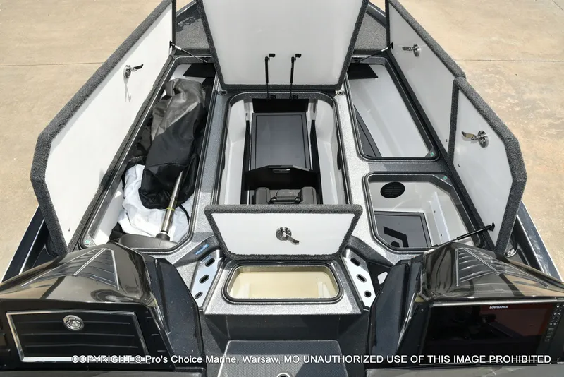 Slide: The Image of 2023 Ranger Z521R Cup boat with open storage compartments. - 11