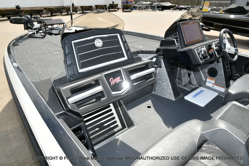 Slide: The Image of Interior view of 2023 Ranger Z521R Cup boat. - 16