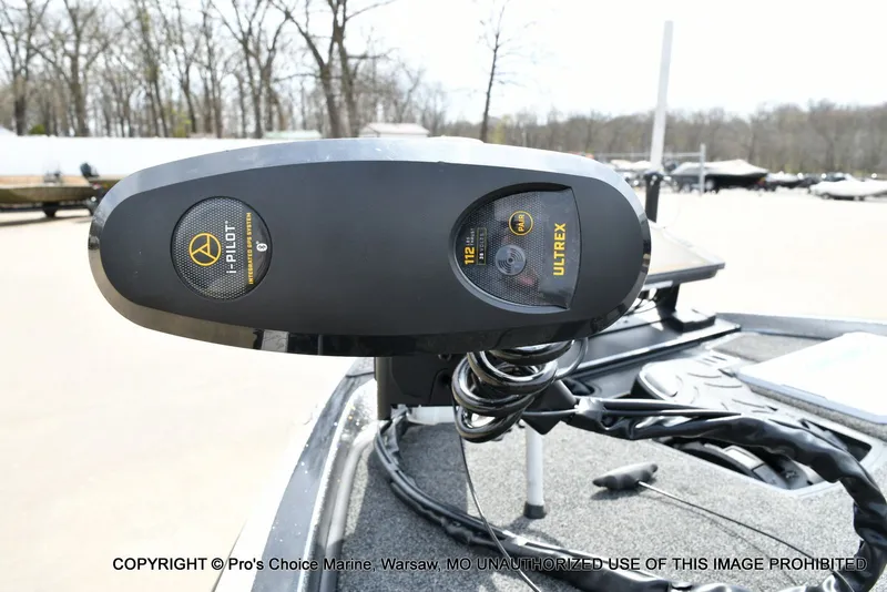 Slide: The Image of 2023 Ranger Z521R Cup boat with i-Pilot Ultrex motor. - 31