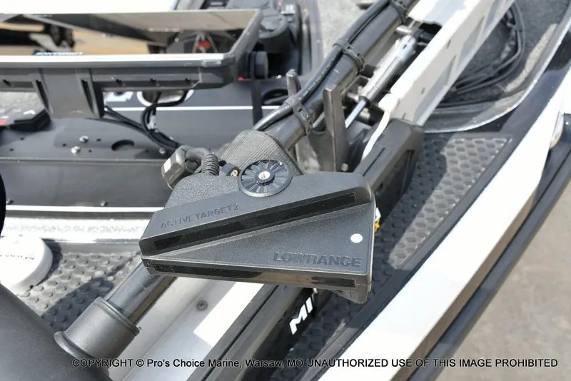 Slide: The Image of Lowrance ActiveTarget2 on Ranger Z521R Cup boat, 2023 model. - 32