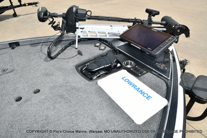 Slide: The Image of 2023 Ranger Z521R boat with Lowrance electronics and controls. - 38