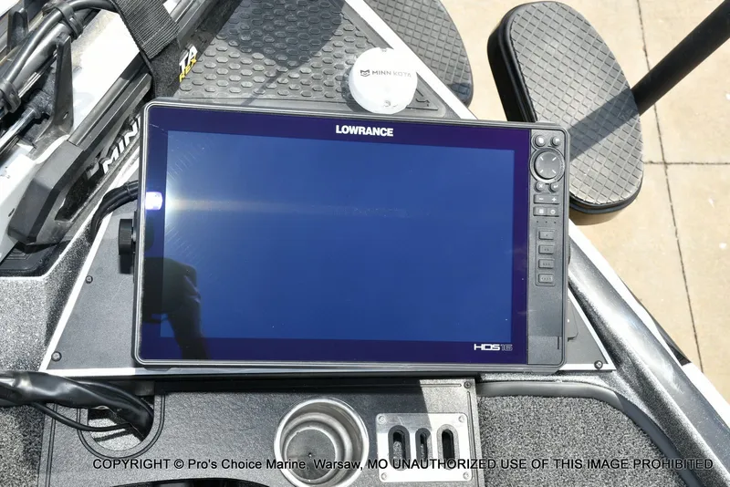 Slide: The Image of Lowrance HDS display on Ranger Z521R Cup boat, 2023 model. - 4