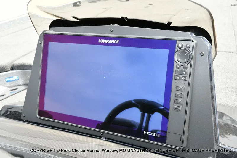 Slide: The Image of Lowrance HDS-16 display on Ranger Z521R boat, 2023 model. - 44
