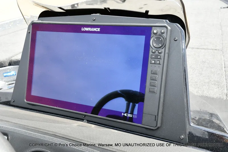 Slide: The Image of Lowrance HDS-16 screen on Ranger Z521R boat, 2023 model. - 8