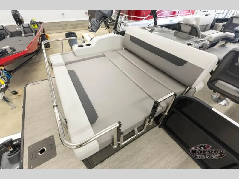 Slide: The Image of Interior of Sportfisher Sport 23-2S RL 2026 with comfortable seating. - 20